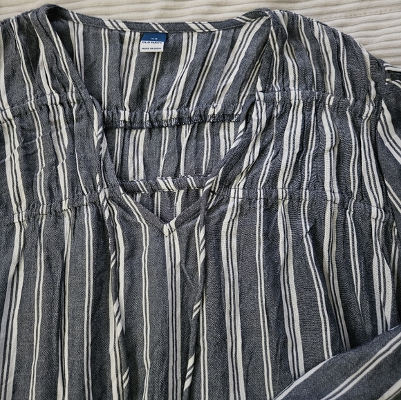 Old Navy Striped Blue and White Women's Top. Size XS - Picture 5 of 7